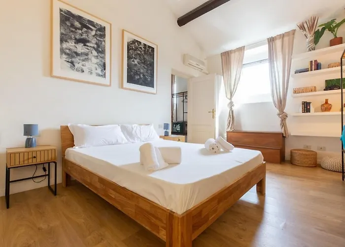 Artists' Attic Apartment Rom